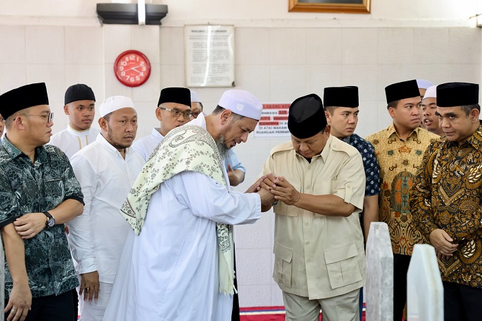 Calon presiden (capres) nomor urut 2, Prabowo Subianto melakukan ziarah ke makam keluarga Habib Ali Kwitang di Masjid Jami Al Riyadh Kwitang. (Dok. Tim Media Prabowo)