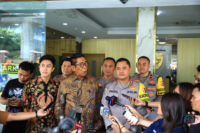 Advokat Henry Yosodiningrat bertemu dengan Kabaharkam Polri Komjen Pol Fadil Imran. (Dok. Humas.polri.go.id)