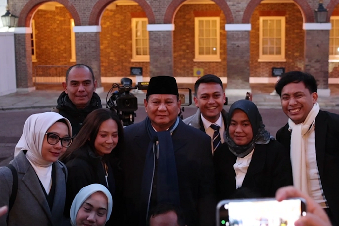 Presiden RI Prabowo Subianto melayani permintaan wartawan yang meliput kegiatannya untuk mengabadikan momen di London dengan berfoto bersama. (Dok. Tim Media Prabowo)