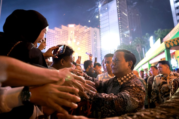 Presiden RI Prabowo Subianto disambut lautan manusia yang merayakan momen pergantian tahun baru di Bundaran HI, Jakarta Pusat. (Dok. Tim Media Prabowo)