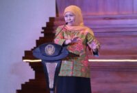 Khofifah Indar Parawansa menghadiri acara wisuda putranya di Universitas Peking, Tiongkok, pada pekan yang sama saat ia dipanggil KPK. (Dok. kominfo.jatimprov.go.id) 
