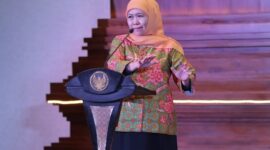 Khofifah Indar Parawansa menghadiri acara wisuda putranya di Universitas Peking, Tiongkok, pada pekan yang sama saat ia dipanggil KPK. (Dok. kominfo.jatimprov.go.id) 
