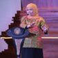 Khofifah Indar Parawansa menghadiri acara wisuda putranya di Universitas Peking, Tiongkok, pada pekan yang sama saat ia dipanggil KPK. (Dok. kominfo.jatimprov.go.id) 
