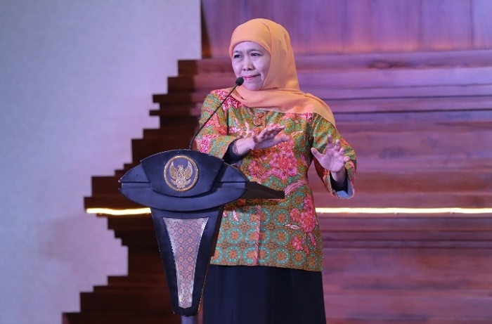 Khofifah Indar Parawansa menghadiri acara wisuda putranya di Universitas Peking, Tiongkok, pada pekan yang sama saat ia dipanggil KPK. (Dok. kominfo.jatimprov.go.id) 
