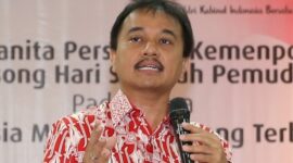 Mantan Wakil Menteri Desa Paiman Raharjo kepada Roy Suryo. (Dok. kemenpora.go.id)