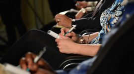 Jurnalis ekonomi menyiapkan liputan acara perusahaan dengan fokus pada data konkret. (Pixabay.com/damianlopjus)

